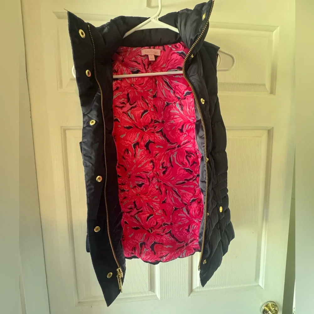 LILLY PULITZER Navy Fitted Slimming “Isabelle” Puffer Vest floral inner lining - Picture 14 of 16